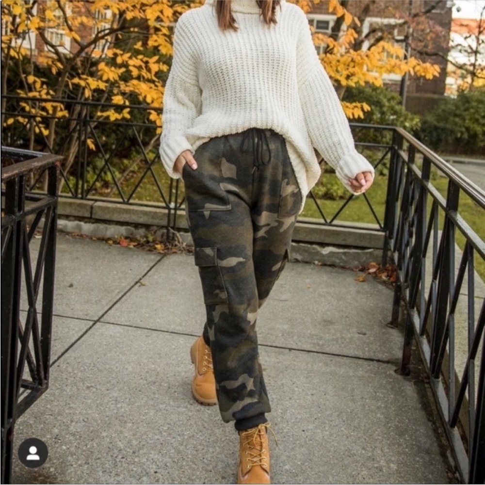 Victoria’s Secret PINK Camouflage Jogger Chambray Pants